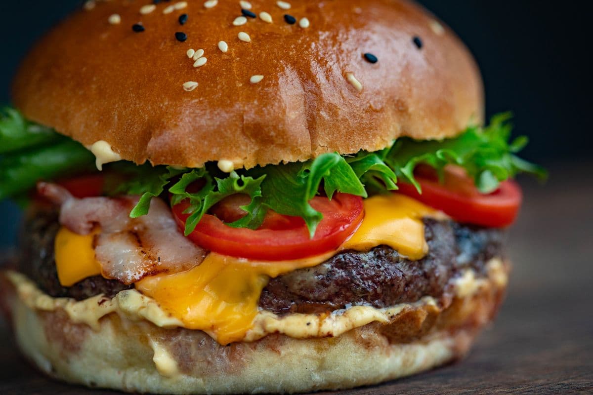 Burger med sprød salat