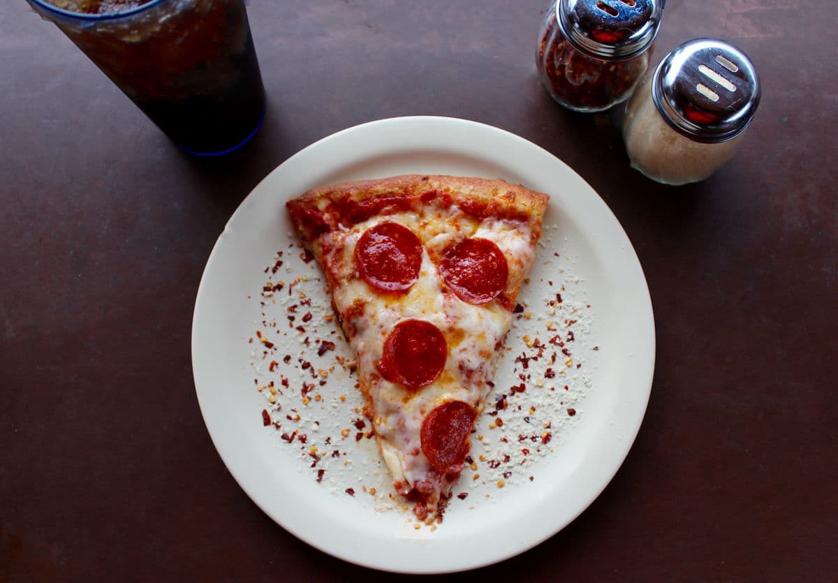 Pizza med pepperoni og friske grøntsager